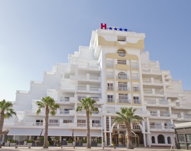 Delfines Hotel & Suites